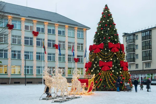 立陶宛锡尔文托斯 2020年12月11日 立陶宛锡尔文托斯市政大楼前华丽的圣诞树的日景 — 图库照片