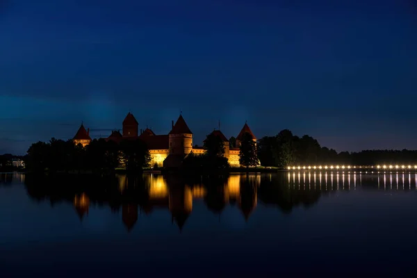リトアニアのトラカイ 2020年7月14日 湖のガルヴェで日没後のトラカイ城 トラカイ城はリトアニアの主要な観光スポットの一つです — ストック写真