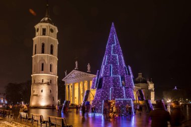 Vilnius, Litvanya - 13 Aralık 2020: Litvanya 'nın başkenti Vilnius' un ana Noel ağacının gece manzarası. Katedral Meydanı 'nda, Katedral ve çan kulesinin yanında yer alır..