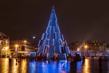 Vilnius, Litvanya - 13 Aralık 2020: Litvanya 'nın başkenti Vilnius' un ana Noel ağacının gece manzarası. Katedral Meydanı 'nda, Katedral ve çan kulesinin yanında yer alır.. 