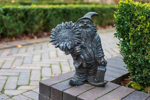 立陶宛维尔纽斯 2020年11月20日 伯纳迪奈花园的矮人雕像 是弗罗茨拉夫市送给维尔纽斯的礼物 乌鸦矮子 波兰语 Krasnale 是波兰城市的象征 — 图库照片