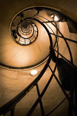 Paris, Fransa - 28 Ekim 2017: Paris, Fransa 'da Zafer Takı içindeki sarmal merdivenler.