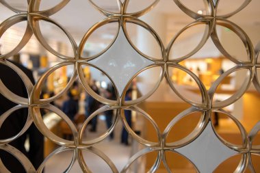 Paris, Fransa - 28 Ekim 2017: Louis Vuitton moda butiğinin içinde altın madalyalı duvar.