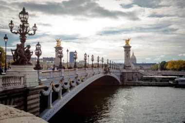 Paris, Fransa - 28 Ekim 2017: Turistler Pont Alexandre III boyunca yürür.