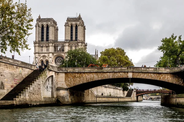 法国巴黎 2017年10月29日 从塞纳河上的一艘船上俯瞰圣母座堂和庞德红衣主教 — 图库照片
