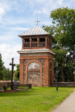 Ukmerge, Litvanya - 23 Temmuz 2017: Ukmerge, Litvanya 'daki Aziz Peter Kilisesi ve Aziz Paul Kilisesi. 1820 'de neoklasisizm tarzında inşa edildi..