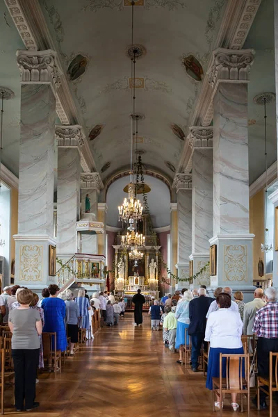 2017年7月23日 リトアニアのウクマーゲにある聖ペテロ教会と聖パウロ教会内のミサ 新古典主義様式で1820年に建てられた — ストック写真