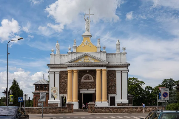ウクライナ リトアニア 2017年7月23日 リトアニアのウクマーゲにある聖ペテロ教会と聖パウロ教会 新古典主義様式で1820年に建てられた — ストック写真