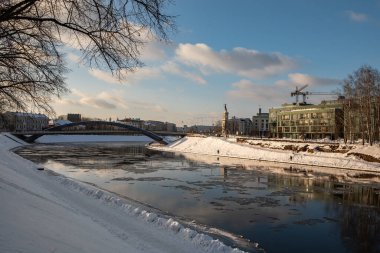 Vilnius, Litvanya - 6 Şubat 2021: Vilnius 'un modern Kral Mindaugas Köprüsü' nün bulunduğu kış şehri.