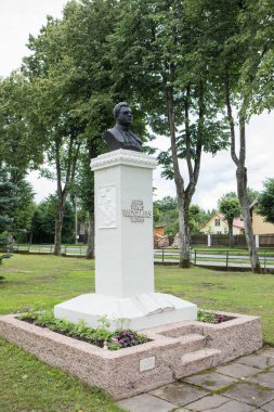 Rokiskis, Litvanya - 16 Temmuz 2017: Rokiskis Juozas-Vaizgantas Spor Salonu 'nun okul bahçesindeki Juozas-Vaizgantas Anıtı. 