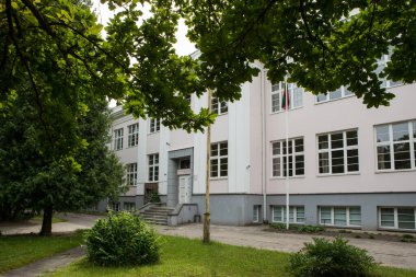 Panevezys, Litvanya - 23 Temmuz 2017: Bölgenin en eski liselerinden biri olan Panevezys Vytautas Zemkalnis Gymnasium 'un eğitim binası.