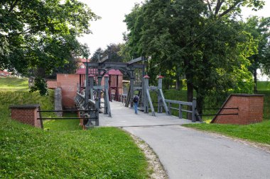 Birzai, Litvanya - 23 Temmuz 2017: Litvanya 'daki Birzai kalesine giden ortaçağ asma köprüsü. Ortaçağ kalesinin bir parçası olan tahta köprü ve kapılar..