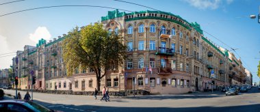 Vilnius, Litvanya - 28 Eylül 2017: Vilnius 'taki ilk Litvanya spor salonunun 1915 yılında kurulduğu Mindaugo ve Basanaviciaus caddelerinin köşesindeki tarihi bina.