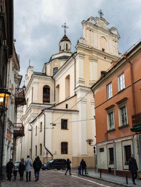 Vilnius, Litvanya - 14 Mart 2021: Vilnius, Litvanya 'daki Dominik Kutsal Ruh Kilisesi, yüksek ve geç dönem Barok anıtı.