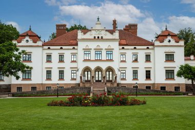 Rokiskis, Litvanya - 16 Temmuz 2017: Rokiskis Malikanesi, Litvanya. Bu bina 1801 'de Neoklasik tarzda inşa edildi, şimdi Bölge Müzesi' nde çalışıyor..