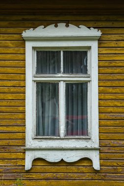 Geleneksel Litvanya ev detayı - geleneksel süslemeli pencere