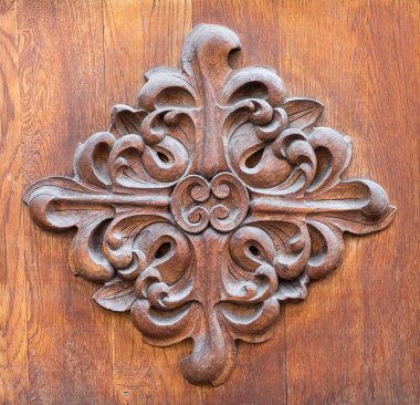 Vilnius 'un eski kasabası Litvanya' da kapıya kazınmış eski ahşap süs.