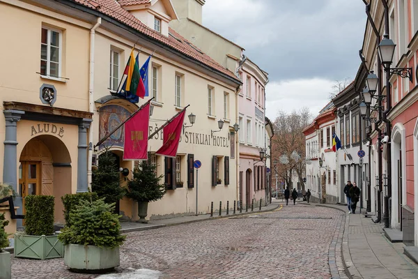 Vilnius, Litvanya - 14 Mart 2021: Vilnius eski kasabasının Zydu Caddesi 'ndeki Stikliai Bar ve Oteli.