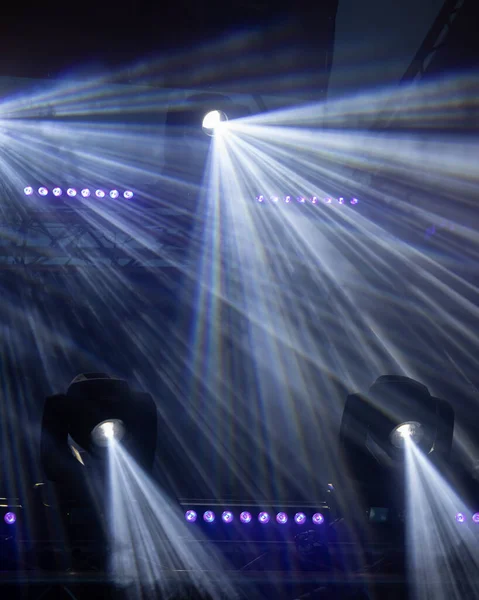 Reflektory Scenie Dymem Światłem Prawdziwe Zdjęcie Podczas Koncertu — Zdjęcie stockowe