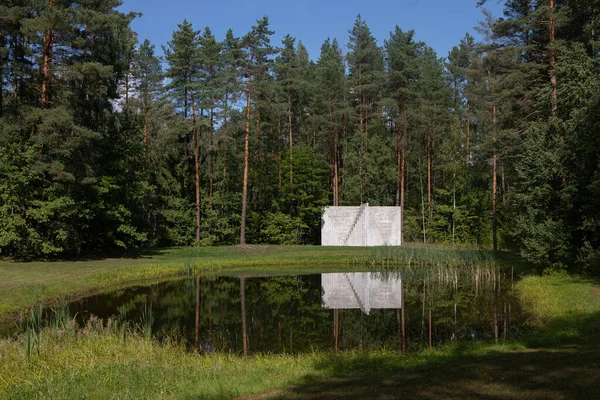 立陶宛维尔纽斯 2019年8月31日 Sol Lewitt在欧洲中心 Europos Parkas 欧洲公园 露天博物馆的雕塑双负金字塔 — 图库照片