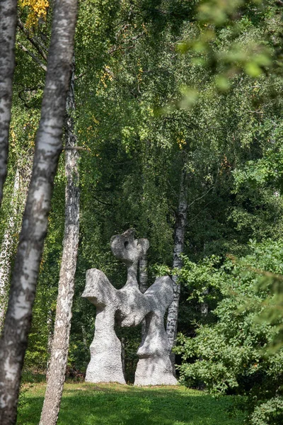 立陶宛维尔纽斯 2019年8月31日 欧洲中心露天博物馆 Europos Parkas 欧洲公园 中的雕塑女雕塑家哈维尔 克鲁斯在观看月球 — 图库照片