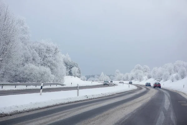 Gecompliceerde Rijomstandigheden Winter Snowy Weg Met Auto — Stockfoto