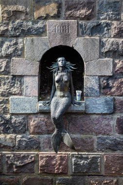 Vilnius, Litvanya - 10 Nisan 2021: Vilnius 'un Uzupis ilçesinde Vilnele nehrinin setinde Romas Vilciauskas' ın Iconic deniz kızı heykeli. 