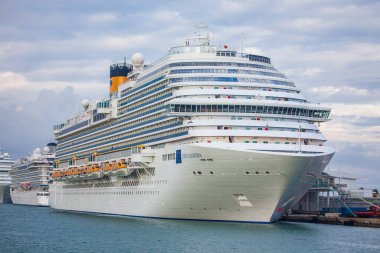 Barselona, İspanya - 26 Ekim 2015: Costa Diadema, Costa Crociere tarafından işletilen rüya sınıfı bir yolcu gemisi, Barcelona limanına yanaştı..