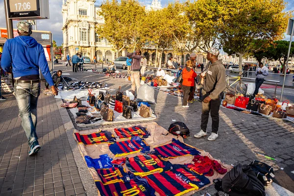 Barcelona Spanien Oktober 2015 Immigranten Verkaufen Gefälschte Waren Gefälschte Produkte — Stockfoto
