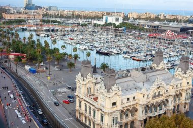 Barcelona, İspanya - 26 Ekim 2015: Kolomb Anıtı, Barselona, Katalonya, İspanya 'nın tepesinden Port Vell' in manzaralı manzarası.
