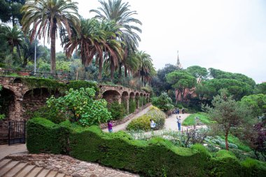 Barselona, İspanya - 27 Ekim 2015: Mimar Antoni Gaudi tarafından tasarlanan bir halk parkı olan Park Guell 'de turistler.