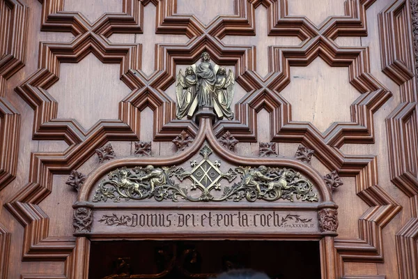 Szczegóły Drzwi Katedry Świętego Krzyża Saint Eulalia Barri Dzielnicy Gotyckiej — Zdjęcie stockowe