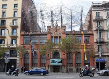 Barcelona, İspanya - 27 Ekim 2015: Arago Caddesi, İspanya 'da bulunan Fundacio Antoni Tapies vakfı, bir kültür merkezi ve müze.