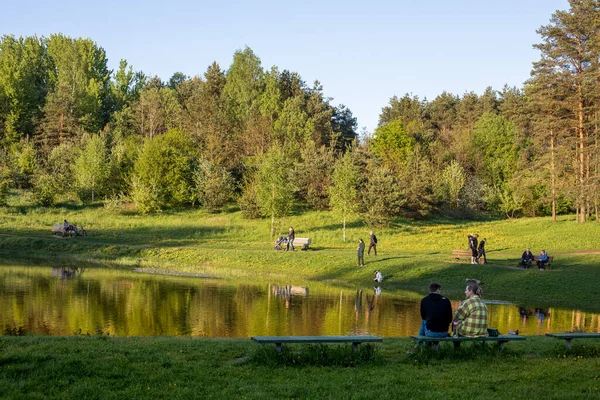 2021年5月26日 立陶宛维尔纽斯 人们在立陶宛维尔纽斯Seskines Ozas公园的Seskiukas冰川湖畔放松下来 — 图库照片