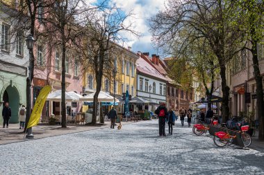 Vilnius, Litvanya - 8 Mayıs 2021: Pilies Caddesi 'nde yürüyen turistler, Vilnius Eski Kasabası' nın en eski ve en gösterişli caddesi.. 