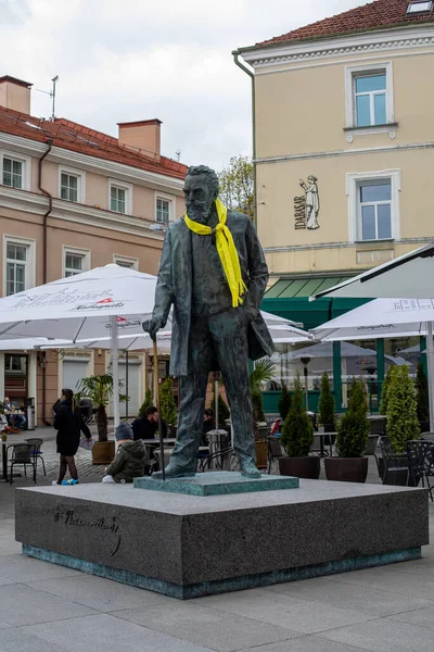 Vilnius Lithuanian May 2021 Monument Jonas Basanavicius Fosoped Yellow Carpe — 스톡 사진