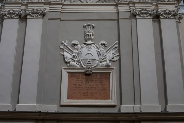 リトアニア ヴィリニュス2021年5月8日聖テレサ教会礼拝堂における貴族ポセイジ家の紋章と記念銘板 1783年 — ストック写真