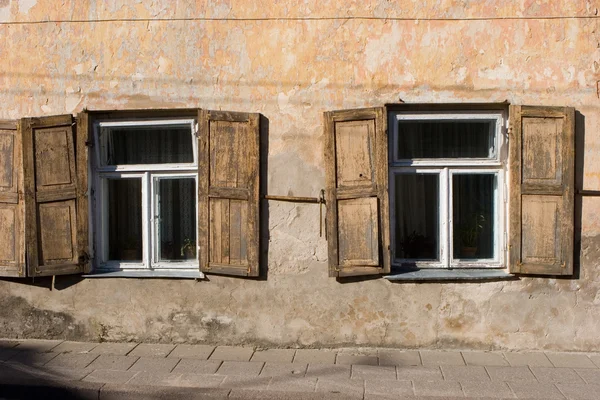 Fenster mit Rollläden — Stockfoto