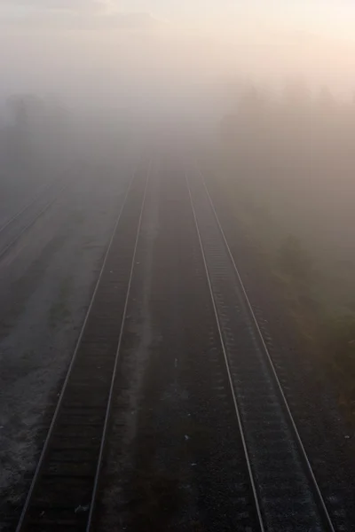 Spoorwegen in de ochtend mist — Stockfoto