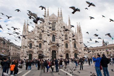 Turistler İtalya, Duomo di Milano en büyük Katedrali ziyaret