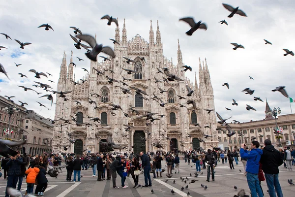 Туристи відвідують найбільший собор у Італія, Дуомо ді Мілано — стокове фото