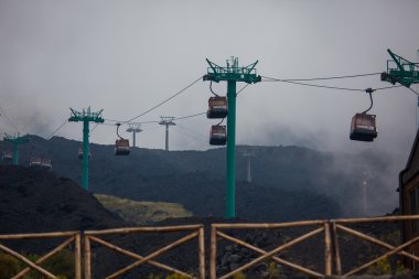Teleferik Etna yanardağı üzerinde