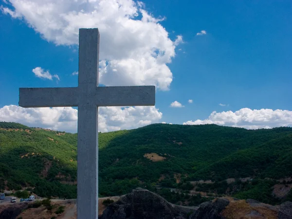 Biały krzyż w Meteory — Zdjęcie stockowe