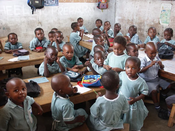 Kenia, Mombasa - 11 januari: Kleine schooljongens en Schoolmeisjes in — Stockfoto