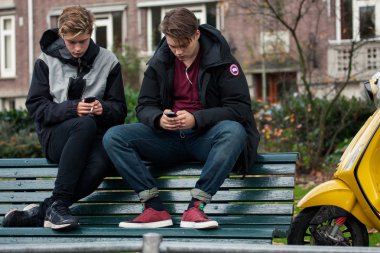Gençler ile cep telefonları