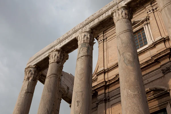 Templet antoninus och faustina — Stockfoto