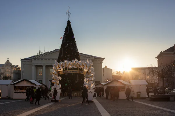 Kerstboom in de buurt van stadhuis van Vilnius — Stockfoto