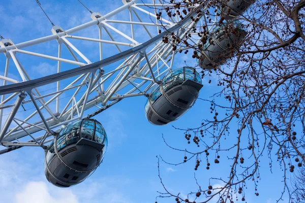 Туристы в капсулах London Eye — стоковое фото