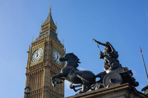 Elizabeth Tower e la statua di Boadica Fotografia Stock