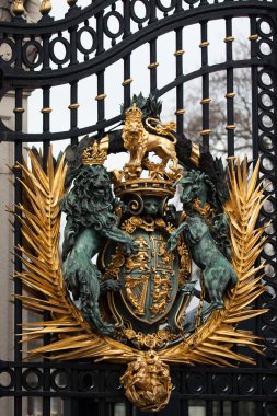 buckingham Sarayı kapısı Londra'daki Kraliyet arması